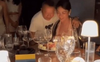 曾志伟献吻嫩模 女儿曾宝仪：不认识 但真的很漂亮