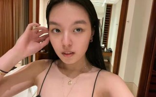 李咏20岁女儿清晨晒美照 穿低胸衣戴大金币项链