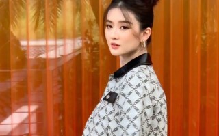 乔欣晒海边美照 穿玫粉色长裙肤白貌美