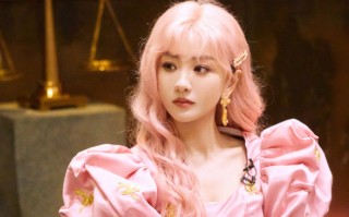 杨蓉戴粉色假发似公主 五官精致甜美可爱